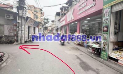 Nhà 4 tầng dân xây, ô tô đỗ gần 